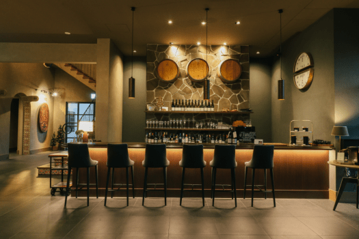 ディナーの余韻に浸る夜のラウンジ