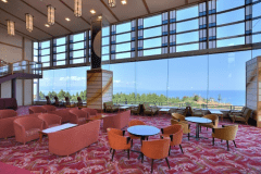 大きなガラス窓から富山湾が一望できる迫力あるロビー