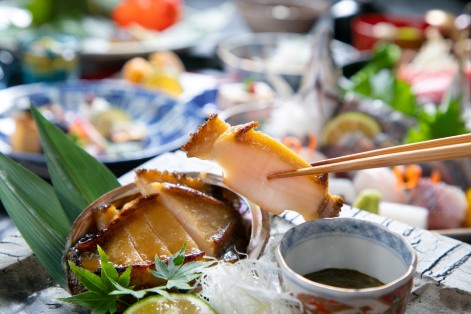 蒸し鮑　※表示画像はイメージです。季節などによりお料理内容が変わります。