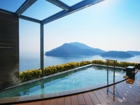 【屋上露天風呂】朝夕と姿を変えて海景の美しさを魅せる＿＿。自然美をすぐそばに感じる湯の贅を。