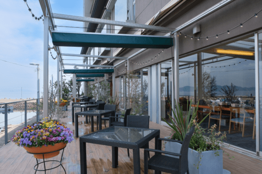 吹き抜ける風が心地よいテラスは、目の前に瀬戸内の海が広がります。波穏やかな海を眺めながら、家族や友人、恋人と過ごすひとときをお楽しみください。