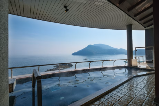 【3階大浴場】窓一面に広がる“瀬戸内海”の美景にうっとり。思わず長湯してしまうほどの心地良さを。