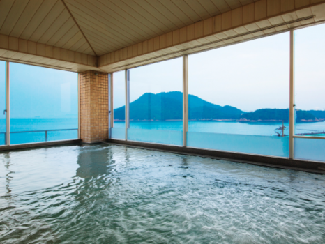 【3階大浴場】窓一面に広がる瀬戸内海の美景にうっとり。思わず長湯してしまうほどの心地良さを。