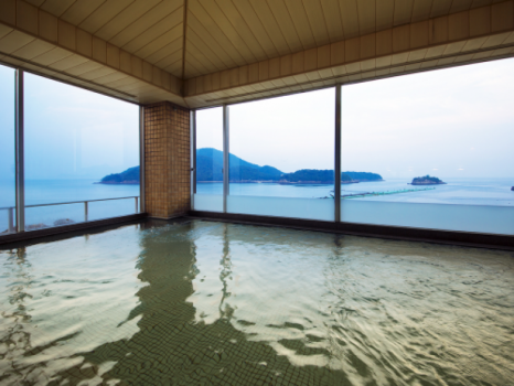 【3階大浴場】窓一面に広がる瀬戸内海の美景にうっとり。思わず長湯してしまうほどの心地良さを。