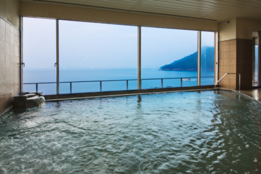 【3階大浴場】窓一面に広がる“瀬戸内海”の美景にうっとり。思わず長湯してしまうほどの心地良さを。