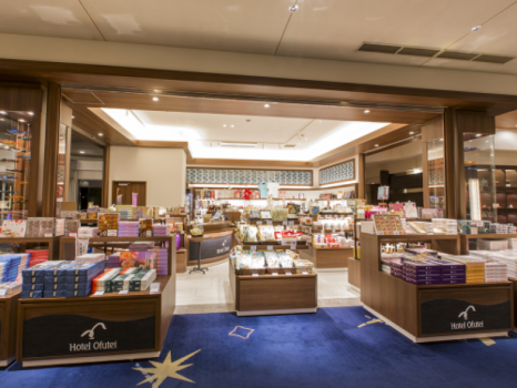 【売店】当館オリジナル商品をはじめ、名産品を各種取り揃え。想い出に残るひと品を是非。