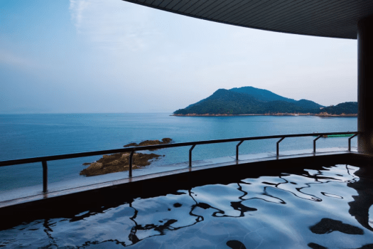 【3階露天風呂】遮るものが何もない美しさ。昼夜と姿を変える心地良い湯の贅を。