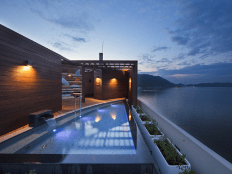 【屋上露天風呂】朝夕と姿を変えて海景の美しさを魅せる＿＿。自然美をすぐそばに感じる湯の贅を。