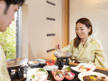 【半個室お食事処-海浬】落ち着いたお食事時間を実現。オープンキッチンで調理の＜出来たての味わい＞も