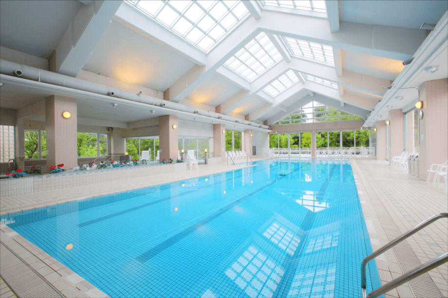 ■室内温水プール(季節限定営業／宿泊者無料)