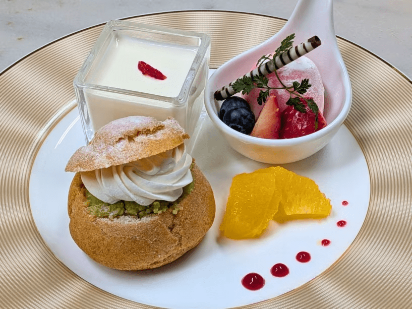 2026年4-5月限定オリジナルスイーツプレート（一例）は、庭園を眺めるティーラウンジでお召し上がりいただけます