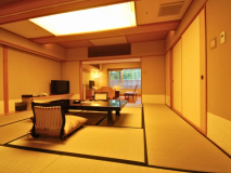 【禁煙】当館で最も広々とした和洋室です。ゆとりある空間でくつろぎのひと時をお過ごしいただけます。御所紅（326号室）