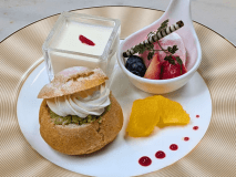 2026年4-5月限定オリジナルスイーツプレート（一例）は、庭園を眺めるティーラウンジでお召し上がりいただけます