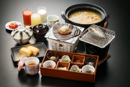 朴葉味噌や手作り豆腐、川魚の一夜干しなど、昔ながらの飛騨の味が並ぶ和定食。