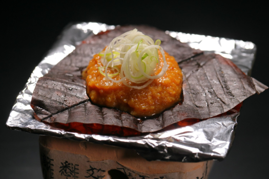 飛騨名物の『朴葉味噌』。
和朝食を選択された方にご用意いたします。
焜炉で香ばしく焼きあがったらごはんに乗せてどうぞ！