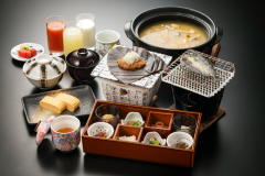 朴葉味噌や手作り豆腐、川魚の一夜干しなど、昔ながらの飛騨の味が並ぶ和定食。 朴葉味噌や手作り豆腐、川魚の一夜干しなど、昔ながらの飛騨の味が並ぶ和定食。