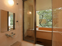 露天風呂付和洋室のシャワールーム