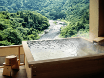 露天風呂付客室（ダブルDタイプ）からの渓谷の眺め