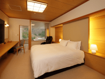 露天風呂付客室【DXダブル・40平米】洋室　《川音・渓谷ビュー 》