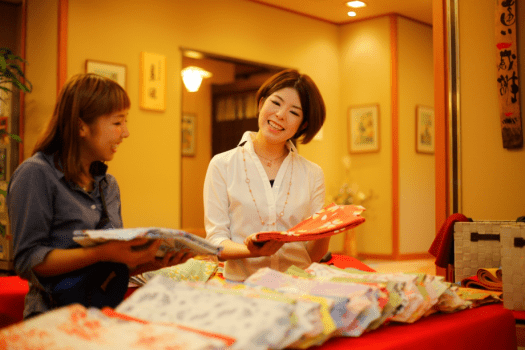 お部屋にご案内前にフロント横で、女性の方はおしゃれ浴衣をお選び下さいませ。