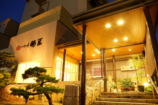 夕暮れの外観
