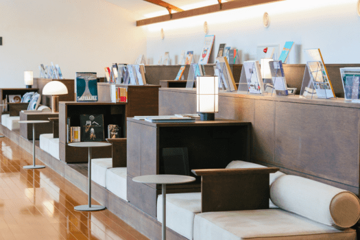 ワインと本と過ごす、大人の贅沢な時間。