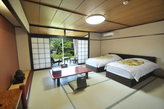 This is a traditional Japanese-style room with two single beds.
Futons are provided for 3 or more people, and a maximum of 5 people can stay in one room.
This is a relaxing Japanese-style room where you can see the trees in the courtyard and Hakone Old Highway from the wide veranda.
