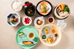 SDGs soup packed with flavor made by stewing scraps used in cooking. A brightly colored Japanese breakfast featuring seasonal vegetables served with two types of salt and our original soy sauce sauce.
Enjoy a refreshing morning at Hakone Onsen with a menu that will make you smile and feel energetic from the start of the day.