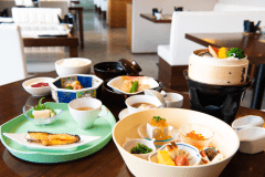 料理で使う端材を煮込んだ旨味の詰まったSDGsのスープ。季節の野菜を二種類のお塩とオリジナル醤油だれで頂く蒸籠蒸しなど鮮やかな彩りの和朝食です。
一日のはじまりから思わず「笑顔」「元気」になる献立で、爽やかな箱根温泉の朝をごゆっくりとご堪能ください。