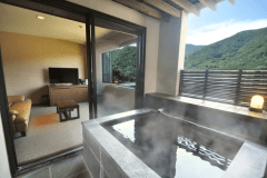 豊富な湯量で泉質の良い箱根温泉の湯を客室に引き込んだ天然温泉の露天風呂付き客室です。
周囲を気にすることなく、気の向くままに温泉を楽しむことができます。
‍
贅沢なひとときを箱根湯本の温泉露天風呂付き客室で過ごしてみませんか？
1室2名様までご利用いただけます(大人限定)。