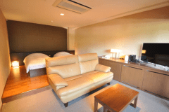 箱根の風を近くに感じる、アウターリビングのあるデラックスツインルームです。
美肌効果の期待できる天然温泉を引き込んだ専用露天風呂で、森のせせらぎと共にのんびりした時間をお過ごしください。
開放感のある天然温泉露天風呂付きの客室は誰にも邪魔されない二人だけの空間です。
1室2名様までご利用いただけます(大人限定)。