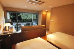 箱根の風を近くに感じる、アウターリビングのあるデラックスツインルームです。
美肌効果の期待できる天然温泉を引き込んだ専用露天風呂で、森のせせらぎと共にのんびりした時間をお過ごしください。
開放感のある天然温泉露天風呂付きの客室は誰にも邪魔されない二人だけの空間です。
1室2名様までご利用いただけます(大人限定)。