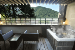 箱根の風を近くに感じる、アウターリビングのあるデラックスツインルームです。
美肌効果の期待できる天然温泉を引き込んだ専用露天風呂で、森のせせらぎと共にのんびりした時間をお過ごしください。
開放感のある天然温泉露天風呂付きの客室は誰にも邪魔されない二人だけの空間です。
1室2名様までご利用いただけます(大人限定)。