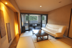 天然温泉が溢れる専用温泉露天風呂付きの和洋室です。
四季折々の箱根連山の自然をいつでも楽しんで頂ける、広々アウターリビングに専用の露天風呂。
客室は58～63平米のゆったりした広さで、間取りの異なる3タイプをご用意いたしました。
‍
1室4名様までご利用いただけます（大人限定）。