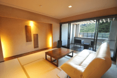 天然温泉が溢れる専用温泉露天風呂付きの和洋室です。
四季折々の箱根連山の自然をいつでも楽しんで頂ける、広々アウターリビングに専用の露天風呂。
客室は58～63平米のゆったりした広さで、間取りの異なる3タイプをご用意いたしました。
‍
1室4名様までご利用いただけます（大人限定）。