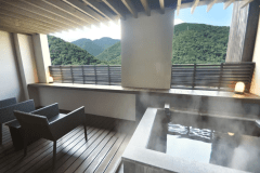 天然温泉が溢れる専用温泉露天風呂付きの和洋室です。
四季折々の箱根連山の自然をいつでも楽しんで頂ける、広々アウターリビングに専用の露天風呂。
客室は58～63平米のゆったりした広さで、間取りの異なる3タイプをご用意いたしました。
‍
1室4名様までご利用いただけます（大人限定）。