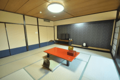 伝統的な日本の純和風の客室です。
12.5帖のゆとりの広さの和室で、広縁からは中庭の木々や箱根旧街道が臨めます。
お子様連れご家族（ファミリー）やご友人、団体様（グループ）での大切な時間をお過ごしいただけるます。
おふたり様なら、静かにゆったりとお過ごしいただけます。
‍
1室で6名様までご利用いただけます（子供可）。