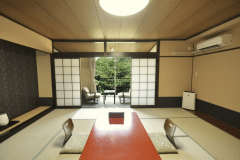伝統的な日本の純和風の客室です。
12.5帖のゆとりの広さの和室で、広縁からは中庭の木々や箱根旧街道が臨めます。
お子様連れご家族（ファミリー）やご友人、団体様（グループ）での大切な時間をお過ごしいただけるます。
おふたり様なら、静かにゆったりとお過ごしいただけます。
‍
1室で6名様までご利用いただけます（子供可）。