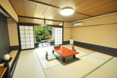 伝統的な日本の純和風の客室です。
12.5帖のゆとりの広さの和室で、広縁からは中庭の木々や箱根旧街道が臨めます。
お子様連れご家族（ファミリー）やご友人、団体様（グループ）での大切な時間をお過ごしいただけるます。
おふたり様なら、静かにゆったりとお過ごしいただけます。
‍
1室で6名様までご利用いただけます（子供可）。