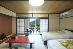 伝統的な純和風の和室にシングルベッドを2台入れた客室です。
12.5帖和室とツインベッドで1室最大5名様までご利用いただけます。
3名様以上はお布団をご用意いたします。
お子様連れご家族（ファミリー）やご友人、団体様（グループ）での大切な時間をお過ごしいただけるます。
おふたり様なら、静かにゆったりとお過ごしいただけます。