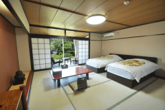 伝統的な純和風の和室にシングルベッドを2台入れた客室です。
12.5帖和室とツインベッドで1室最大5名様までご利用いただけます。
3名様以上はお布団をご用意いたします。
お子様連れご家族（ファミリー）やご友人、団体様（グループ）での大切な時間をお過ごしいただけるます。
おふたり様なら、静かにゆったりとお過ごしいただけます。