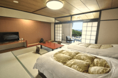 伝統的な純和風の和室にシングルベッドを2台入れた客室です。
12.5帖和室とツインベッドで1室最大5名様までご利用いただけます。
3名様以上はお布団をご用意いたします。
お子様連れご家族（ファミリー）やご友人、団体様（グループ）での大切な時間をお過ごしいただけるます。
おふたり様なら、静かにゆったりとお過ごしいただけます。