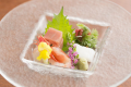 「夕食」あうら橘の創作料理「べっぴん料理」
特別な一日に贅沢なひとときを。和を基本とした創作料理「べっぴん料理」。目で楽しめ、もちろん味でもお楽しみいただけるよう、器からこだわりを持たせております。