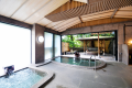 This is a large public bath for women. The abundant natural hot spring water has a pH value of 8.7 and is good for your skin. Bright sunlight connects to the open-air bath.