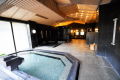 This is a large public bath for men. It is a simple alkaline hot spring that is colorless and transparent. The gentle quality of the spring water has a low content of ingredients, so you can enjoy it as many times as you want without putting a strain on your body.