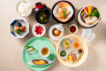 料理で使う端材を煮込んだ旨味の詰まったSDGsのスープ。季節の野菜を二種類のお塩とオリジナル醤油だれで頂く蒸籠蒸しなど鮮やかな彩りの和朝食です。
一日のはじまりから思わず「笑顔」「元気」になる献立で、爽やかな箱根温泉の朝をごゆっくりとご堪能ください。