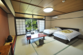 This is a traditional Japanese-style room with two single beds.
Futons are provided for 3 or more people, and a maximum of 5 people can stay in one room.
This is a relaxing Japanese-style room where you can see the trees in the courtyard and Hakone Old Highway from the wide veranda.