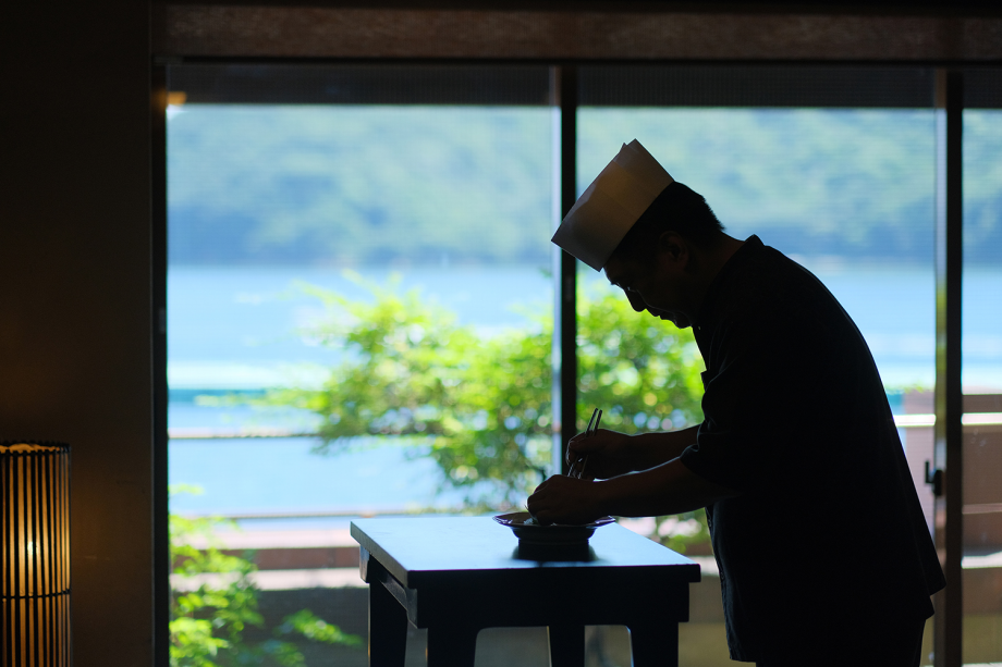 一切の妥協を許さず、その日・その季節の「最も美味しい瞬間」を一皿ひとさらに閉じ込めます。 一切の妥協を許さず、その日・その季節の「最も美味しい瞬間」を一皿ひとさらに閉じ込めます。