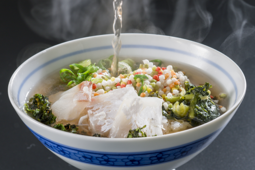 たっぷりと旨味が染み出す、鞆の浦の鯛を使用した【鯛茶漬け】
