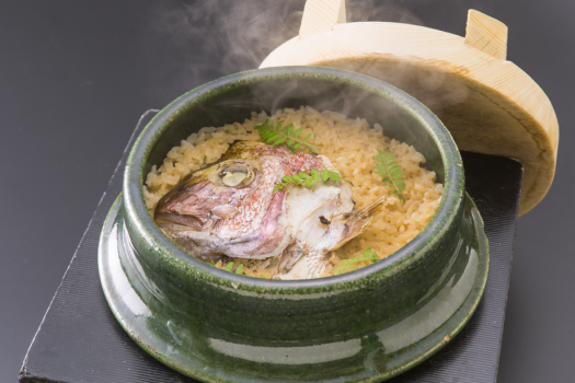 景勝館名物【鯛釜めし】旨味がぎゅっと染み出した鯛の味わい、まずはひとくちお召し上がりください。